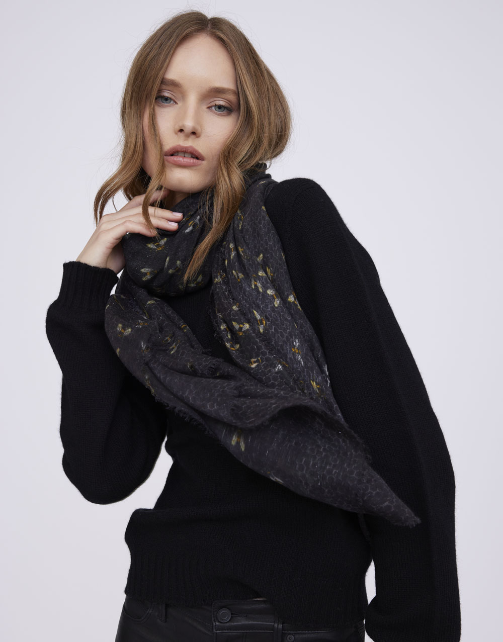 Printed stole in collaboration with 3Bee | Faliero Sarti Bees