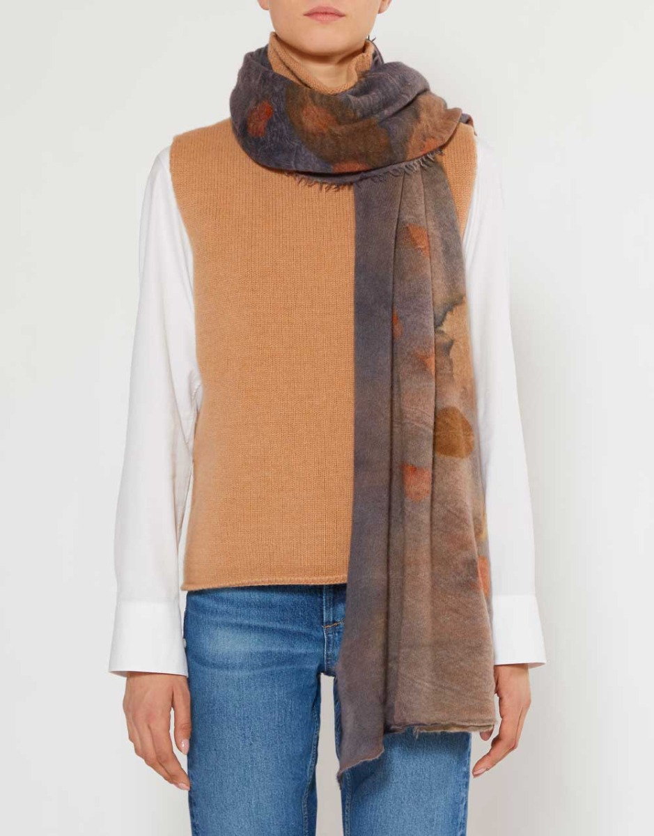 <p><span style="font-weight: 400;">Stola in puro cashmere con stampa floreale realizzata artigianalmente.</span></p> | Faliero Sarti Adriel N