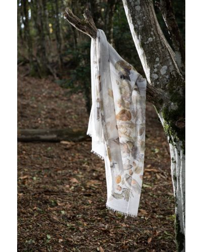 <p><span style="font-weight: 400;">Stola in puro cashmere con stampa a fiori realizzata artigianalmente.</span></p> | Faliero Sarti Marietto N