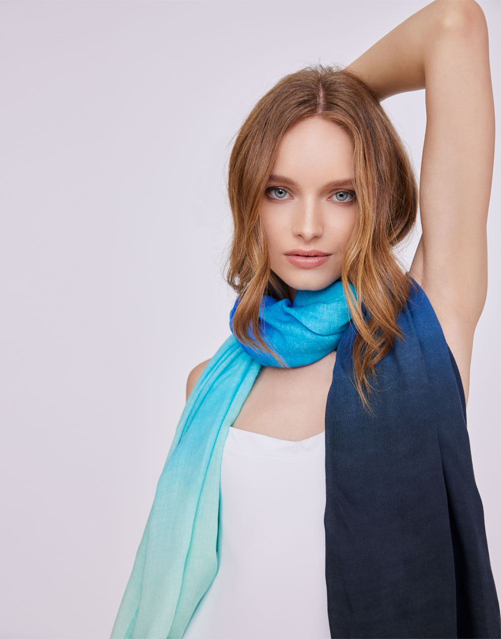 Stole in modal and degradé cashmere with craftsmanship | Faliero Sarti Azzurrata