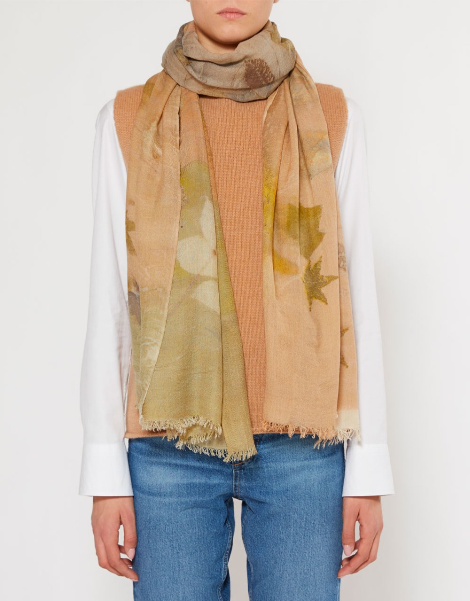 <p><span style="font-weight: 400;">Stola in lana e seta con stampa floreale realizzata artigianalmente.</span></p> | Faliero Sarti Hella N